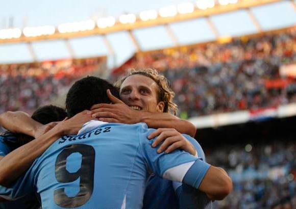 AP - El atacante, el futbolista que más encuentros ha disputado en la historia de la selección celeste, con 82, ya por delante de Rodolfo Rodríguez, portero de Uruguay en la década de los setenta y ochenta, alcanzó un nuevo récord con el equipo de su país, el de máximo goleador. Ya lleva 31 goles, los mismos que Héctor Scarone.