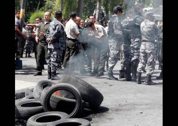 Reuters - Por lo menos dos polic&#237;as resultaron heridos durante las protestas en el Regimiento Quito, seg&#250;n inform&#243; un m&#233;dico de la instituci&#243;n policial.