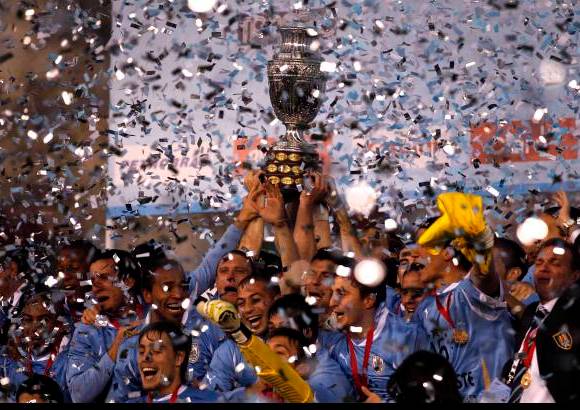 AP - Tras la fase de grupos empezó a afianzarse y en cuartos de final eliminó a Argentina 5-4 (1-1) el 16 de julio, una fecha grabada a fuego en la historia del fútbol de Uruguay ya que ese mismo día de 1950 los charrúas derrotaron a Brasil en la final de la Copa del Mundo en el estadio Maracaná.