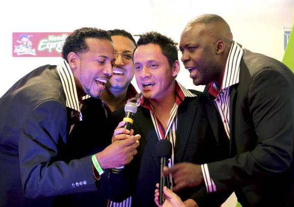 COLPRENSA - El Grupo Niche fue uno de los m&#225;s aplaudidos y los primeros en ponerle sabor a la noche al cantar su &#233;xito Cali Pahanguero. Fue uno de los grupos que mas se pase&#243; por la alfombra roja.