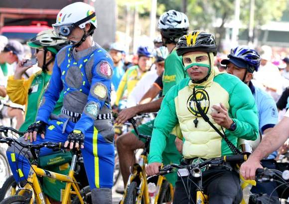 Juan Antonio Sánchez - Este domingo se realizó el Ciclopaseo por las calles de Medellín con motivo del Día de la Bicicleta. Pequeños y grandes disfrutaron del recorrido que reunió a la familia y los amigos. Todos compartieron el lema del evento: En bici somos más felices.