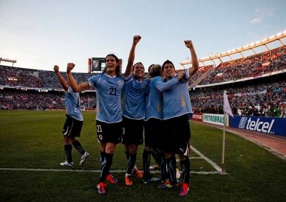 AP - Forlán, mejor jugador y máximo goleador del Mundial de Sudáfrica 2010, marcó dos tantos, los trigésimo y trigesimoprimero de su carrera con la camiseta celeste, con la que debutó hace más de nueve años, el 27 de marzo de 2002, en un encuentro ante Arabia Saudita.