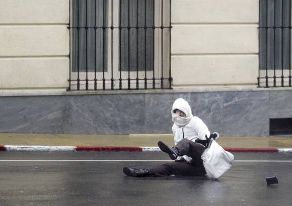 Reuters - Se debe &quot;evitar la circulaci&#243;n innecesaria de personas y veh&#237;culos durante per&#237;odos en que el viento sea muy fuerte&quot;, agrega el comunicado.