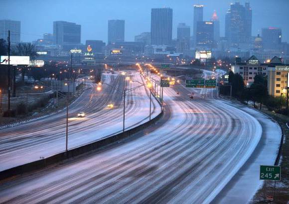 AP - Desde Texas hasta las Carolinas y Atlanta, un importante centro de negocios para la regi&#243;n, las carreteras estaban resbaladizas por el hielo, decenas de miles de personas se quedaron sin electricidad, y una mezcla invernal cay&#243; en muchas &#225;reas.