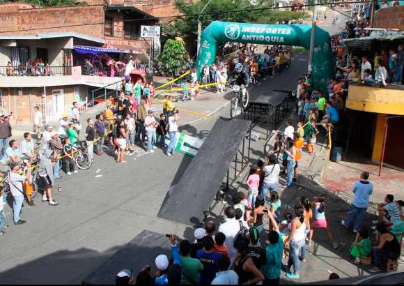 Hernán Vanegas - Las calles de este sector de Medellín fueron un derroche de emociones, en especial en los lugares donde habían rampas.