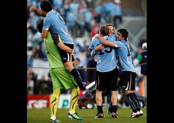 AP - Uruguay registra 41 participaciones y es la tercera vez que gana un título en Argentina. Los otros fueron en la inauguración de la copa en 1916 y en 1987.
