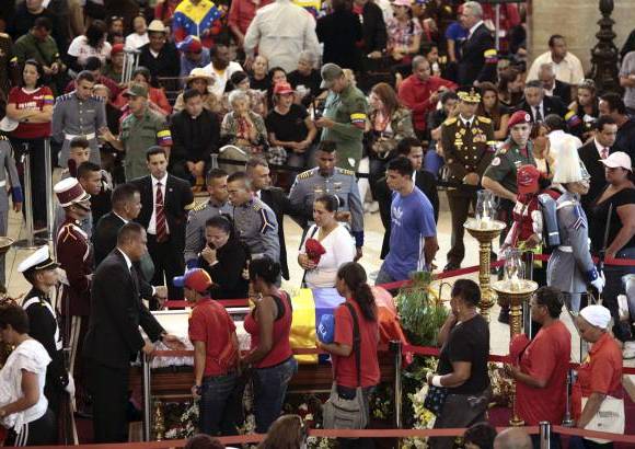 Reuters - Nicol&#225;s Maduro anunci&#243; que se decretaron siete d&#237;as m&#225;s de duelo nacional por la muerte de Ch&#225;vez.