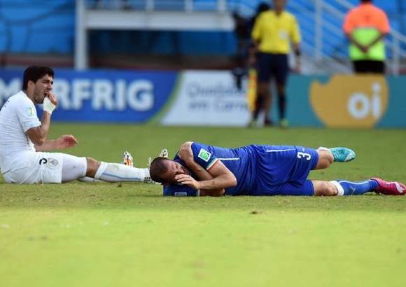 AFP - El jugador Chiellini respondi&#243; a la mordida con un codazo.
