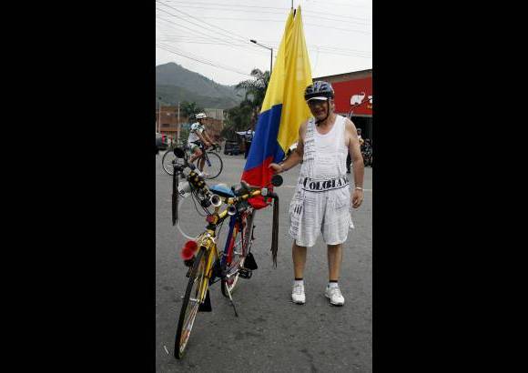 Manuel Saldarriaga - Un personaje que se robó muchas miradas con su particular uniforme en honor a EL COLOMBIANO.