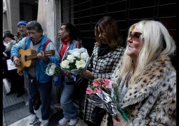 Reuters - El cortejo f&#250;nebre pas&#243; por las inmediaciones de la cafeter&#237;a La Biela de Buenos Aires, tradicional punto de reuni&#243;n de intelectuales y personalidades argentinas que Cabral frecuentaba siempre que se encontraba en la capital.