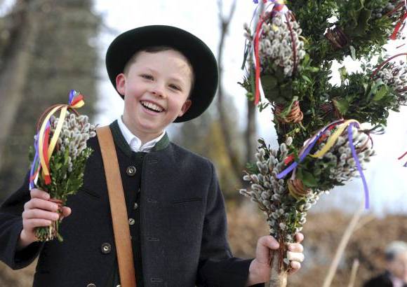 AP - Ni&#241;o de 12 a&#241;os participa en la procesi&#243;n de Domingo de Ramos en Rottach-Egern, sur de Alemania.