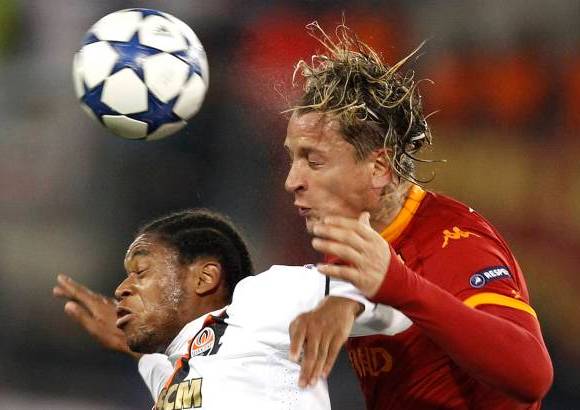Reuters - En otro de los juegos de la fecha, una r&#225;faga de goles brasile&#241;os le dio al campe&#243;n ucraniano Shakhtar Donetsk un triunfo 3-2 sobre la Roma.
