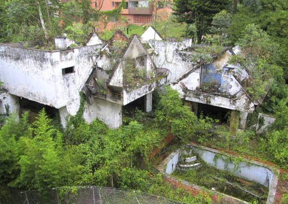 Sebasti&#225;n Aguirre - Esta es la vivienda que figura a nombre del exportero Ren&#233; Higuita. El predio, que se encuentra en proceso de extinci&#243;n de dominio, est&#225; abandonado desde hace varios a&#241;os. Esto se ha convertido en un problema permanente para los vecinos.