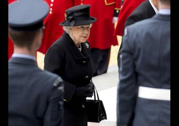 Reuters - La reina Isabel llega para el funeral de Margaret Thatcher en la catedral de St Paul.