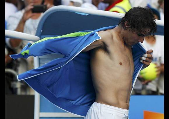 Reuters - Nadal arranc&#243; el duelo ante Kuznetsov con un quiebre de servicio y la rodilla le respondi&#243; favorablemente: &quot;al comienzo estaba algo nervioso por lo del d&#237;a previo ... pero pude jugar normalmente tras los diez primeros games&quot;.