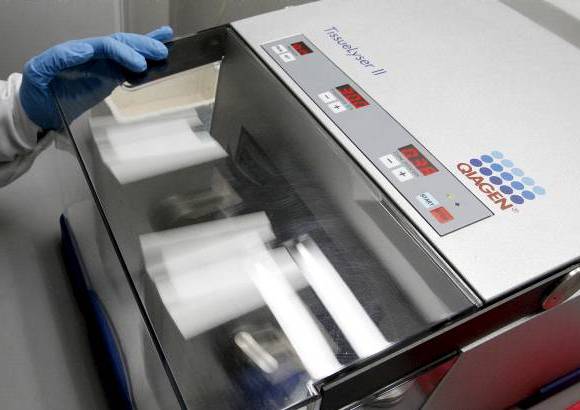 Donaldo Zuluaga - En este equipo se destruy&#243; la muestra para separar el ADN de las bacterias. Un trabajo de precisi&#243;n no muy demorado.