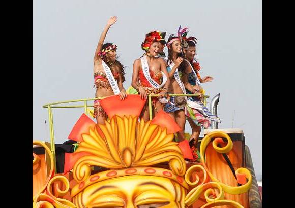 Foto Colprensa - Cartagena se convirti&#243; en un gran carnaval, con el tradicional desfile de carrozas, que dio inicio a las fiestas populares y a las actividades centrales del Concurso Nacional de Belleza. Las 25 candidatas estuvieron radiantes.
