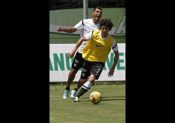 Donaldo Zuluaga - John Fredy Pajoy trabaj&#243; la pelota parada.