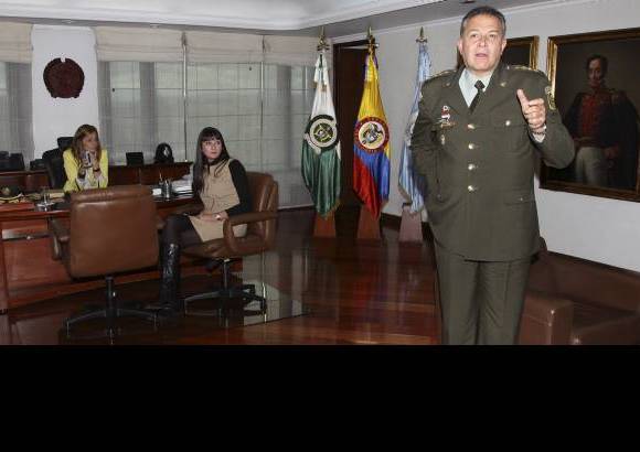 Foto Manuel Saldarriaga - El general Naranjo en su oficina acompa&#241;ado de sus hijas Mar&#237;a Claudia y Marina. Revela que ha realizado 526 viajes por fuera de Bogot&#225;, de los cuales 50 son internacionales.