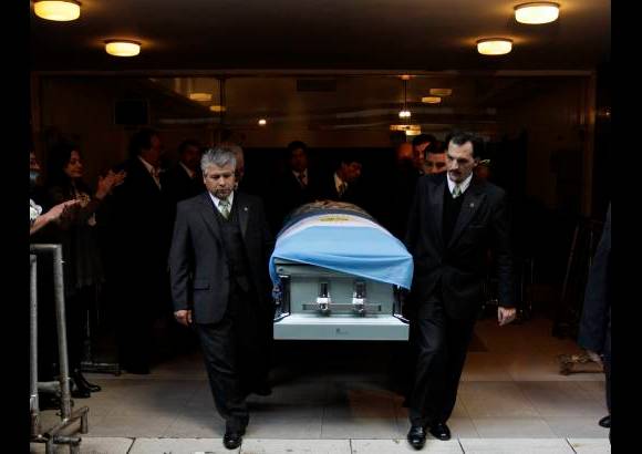 Reuters - Miles de personas, incluyendo representantes de la pol&#237;tica y de la cultura, se despidieron de Cabral en el peque&#241;o Teatro ND Ateneo de Buenos Aires, escenario en el que el cantautor se hab&#237;a presentado por &#250;ltima vez en Argentina, el pasado mayo.