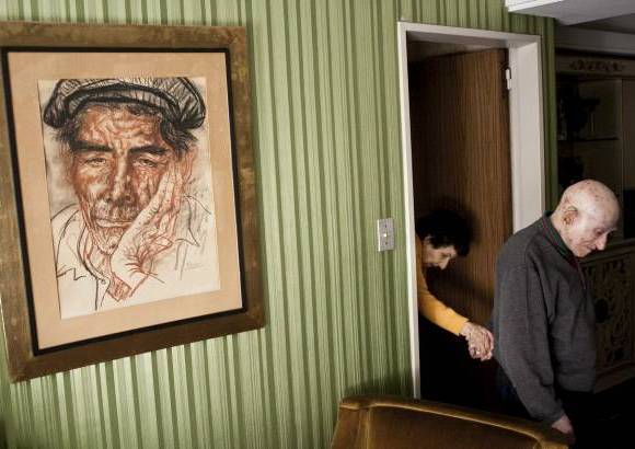 Reuters - El argentino Alejandro Kirchuk gan&#243; con su serie Never Let You Go, en la que retrata una pareja de Buenos Aires de 89 y 87 a&#241;os, que se han cuidado durante m&#225;s de 65 a&#241;os a pesar del Alzheimer de M&#243;nica.