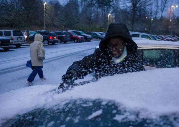 AP - La ca&#237;da de punzantes gotas de lluvia, marcadas por las fuertes rachas de viento, cre&#243; una costra de hielo en los parabrisas de los autom&#243;viles.