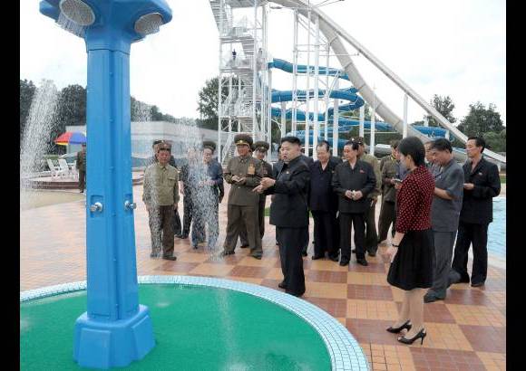 Reuters - "Kim Jong-un parece dar a los jóvenes la esperanza de un cambio, en especial a las mujeres jóvenes, una impresión favorable de él, aunque pueda incomodar a los viejos conservadores norcoreanos", dijo Cheong Seong-chang, miembro senior del Sejong Institute.