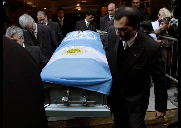 Reuters - La presidenta argentina, Cristina Fern&#225;ndez, decret&#243; tres d&#237;as de duelo nacional por la muerte de Cabral.