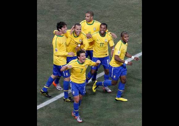 Reuters - La felicidad de los brasile&#241;os gracias a los dos goles de Luis Fabiano.