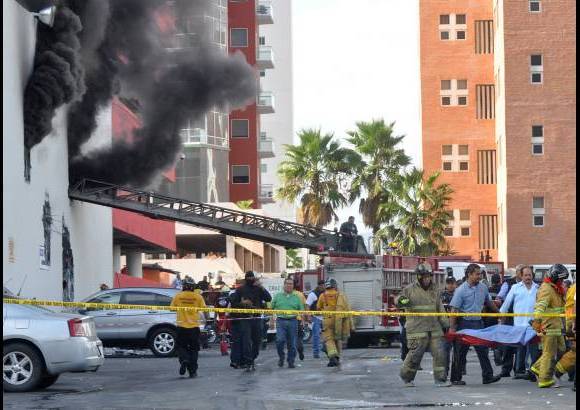 AP - Familiares de las víctimas llegaron durante la noche a la morgue de Monterrey, capital de Nuevo León, en busca de sus seres queridos.