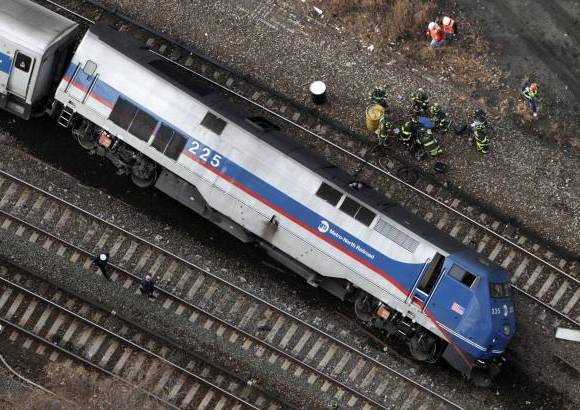 AP - Por el momento, no se han precisado las causas del descarrilamiento del tren, que estaba compuesto por siete vagones.