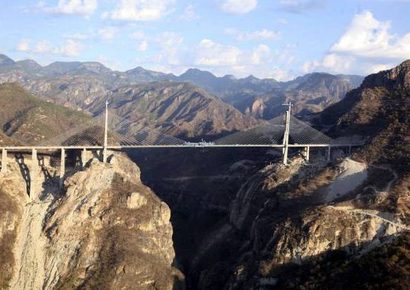 Reuters - El Puente Baluarte Bicentenario gan&#243; el R&#233;cord Guiness al puente colgante m&#225;s alto del mundo, alz&#225;ndose a 403 metros sobre el nivel del mar.