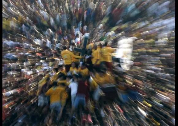 AP - M&#225;s de 15.000 polic&#237;as y cientos de soldados fueron desplegados en la capital filipina, donde las operadoras de telefon&#237;a m&#243;vil cortaron la se&#241;al, un d&#237;a despu&#233;s de que el presidente del pa&#237;s, Benigno Aquino, alertara de que hab&#237;a riesgo de que se produjera alg&#250;n atentado terrorista.