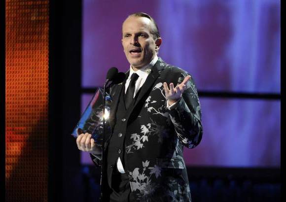 AP - Miguel Bosé recibió el Premio Persona del año en los Grammy Latino.