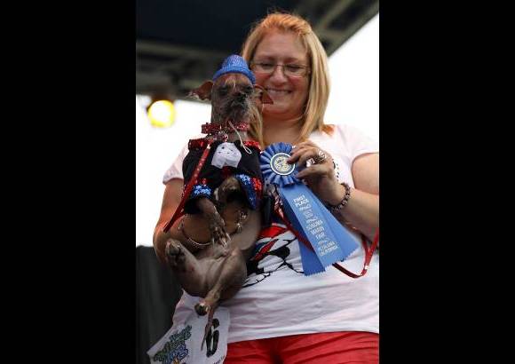 Reuters - El canino ganador recibe un trofeo y mil d&#243;lares en premios de la feria Sonoma-Marin.