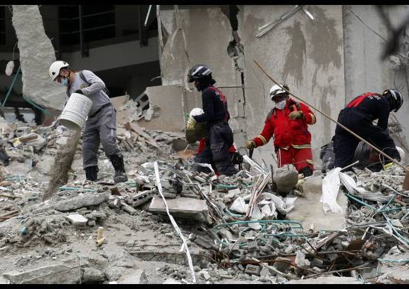 Manuel Saldarriaga - Los organismos de rescate contin&#250;an con su trabajo ininterrumpido sobre los escombros que dej&#243; la derruida torre 6 del edificio Space.