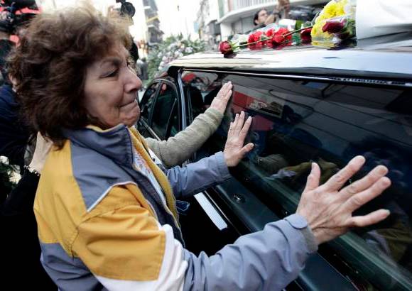 Reuters - Decenas de personas presenciaron este mi&#233;rcoles la partida del cortejo f&#250;nebre con los restos del cantautor argentino Facundo Cabral, asesinado en Guatemala.