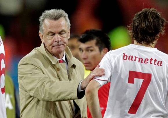 Reuters - El técnico de Suiza, Ottmar Hitzfeld, lamentó la derrota de su equipo.