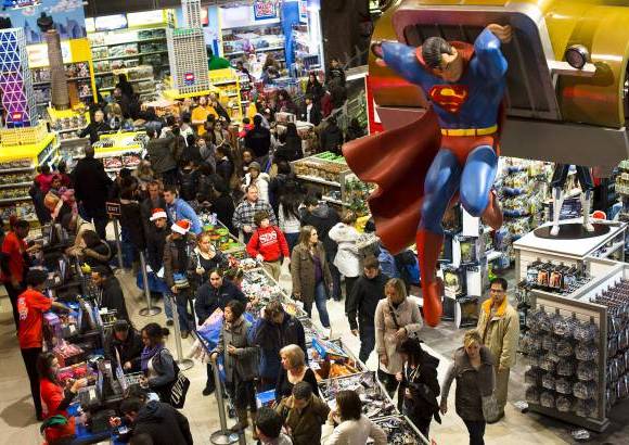 AP - El frenes&#237; de compras en Estados Unidos conocido como viernes negro comenz&#243; con un mejor horario destacado por varios compradores este a&#241;o, ya que minoristas como Target y Toys R Us adelantaron sus aperturas a la noche del jueves.