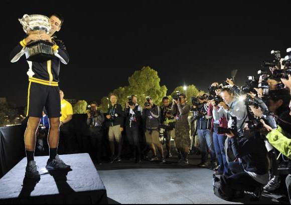 AP - El serbio se valió de su servicio para ganar el tercer set de forma relativamente cómoda en 41 minutos después de que los dos primeros sets hubieran durado 68 y 65 minutos, respectivamente.