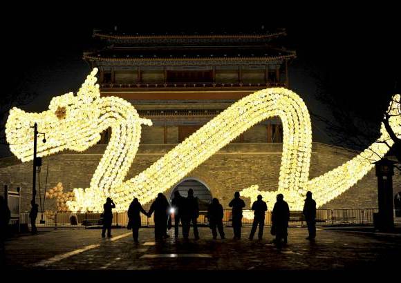 Reuters - China despidió el Año del Conejo e inició el Año del Dragón, el más esperado y temido de los 12 animales que forman el calendario lunar chino.