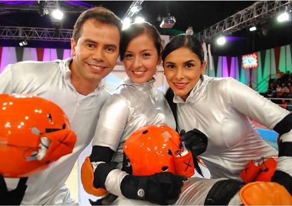 - Duro contra el mundo (Canal RCN, 8:50 p.m.) Paola Cano, actriz de �La Pola&#39; y �Tres milagros&#39;; Jhonny Rivera, cantante de m&#250;sica popular, y Tatiana Ramos, modelo cale&#241;a, estar&#225;n en el equipo naranja.