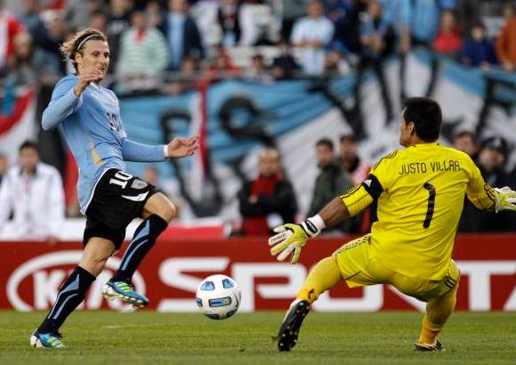 AP - Diego Forlán, delantero de Uruguay, igualó este domingo a Héctor Scarone como el máximo goleador histórico de su selección, con 31 tantos.