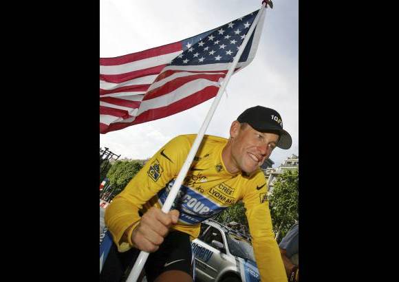 Foto AP - Lance Armstrong por la bandera de Estados Unidos como campe&#243;n del Tour con el Discovery.