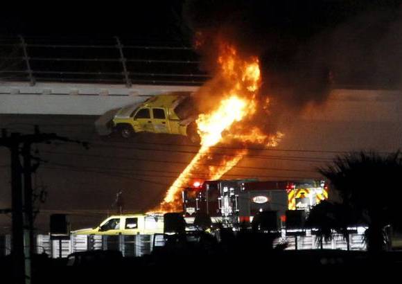 Reuters - Despu&#233;s del accidnte del colombiano la pista qued&#243; en el mal estado por el derrame de combustible y posterior incendio.