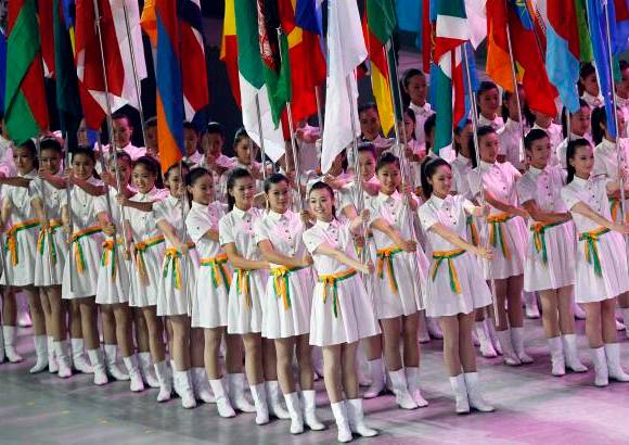 Reuters - Las banderas de todos los países participantes en la Expo estuvieron presentes en la ceremonia de clausura.