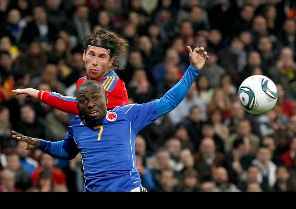 Reuters - La rueda de cambios favoreci&#243; a la selecci&#243;n del t&#233;cnico colombiano Hern&#225;n Dar&#237;o G&#243;mez, que se fue descaradamente por el partido, empujada por miles de colombianos residentes en Espa&#241;a, que vieron el partido en directo en Madrid.