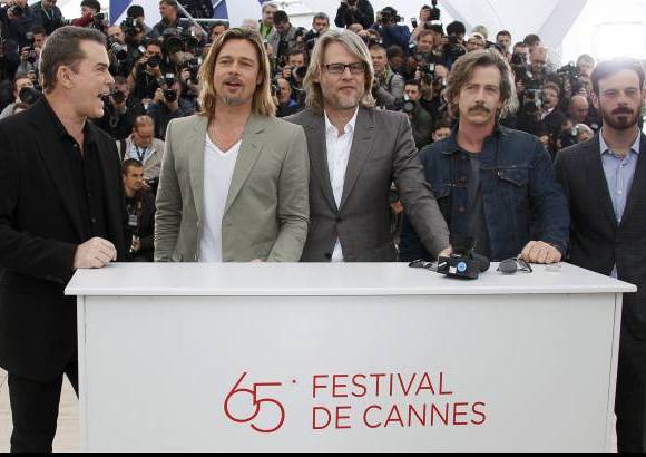 Foto Reuters - Ray Liotta, Scout McNairy y Ben Mendelson acompa&#241;an a Pitt en este filme que a&#241;ade toques de comedia negra y que est&#225; rodado de forma pretenciosa en sus planos, desenfoques y pretensiones art&#237;sticas.