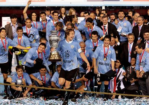 Reuters - "El momento que está viviendo el fútbol uruguayo es increíble", comentó Forlán. "Y para nosotros estar haciendo historia es un orgullo".