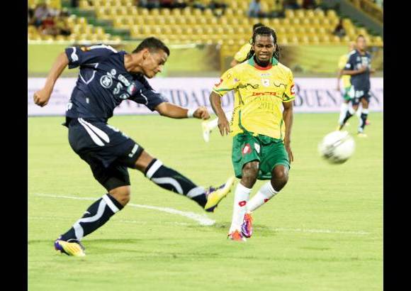 Colprensa - Edinson Palomino (derecha) fue el autor del único gol de los cartageneros.